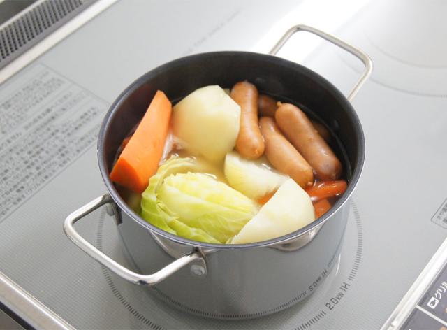 煮込み料理が美味しく仕上がる両手鍋