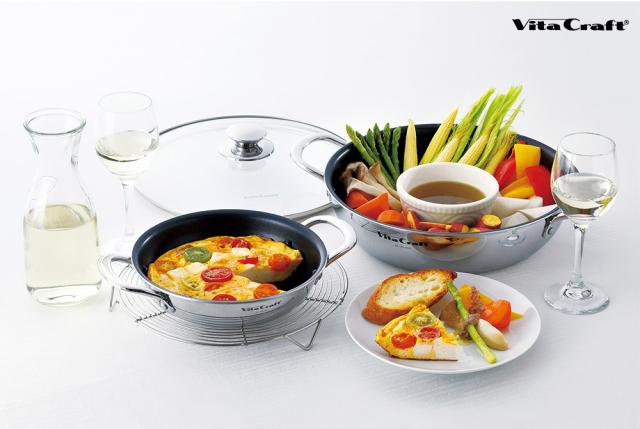 ステンレス+アルミの全面2層構造の本体の内側に、ふっ素樹脂コーティングを施した浅型の両手鍋