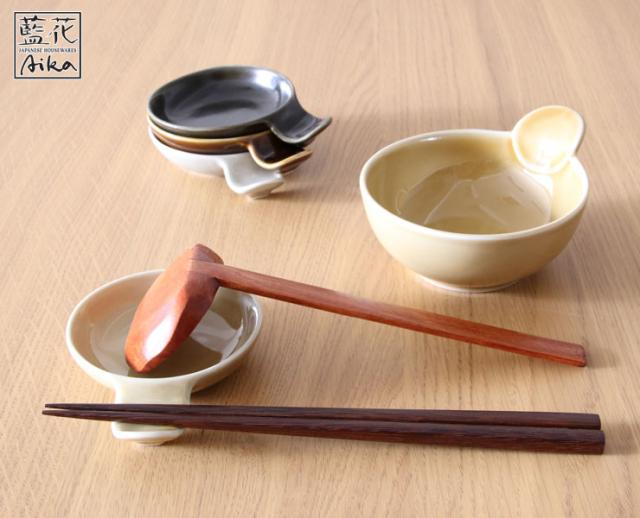 熱い鍋の具材を入れても持ち手に指をかけて食べることができます