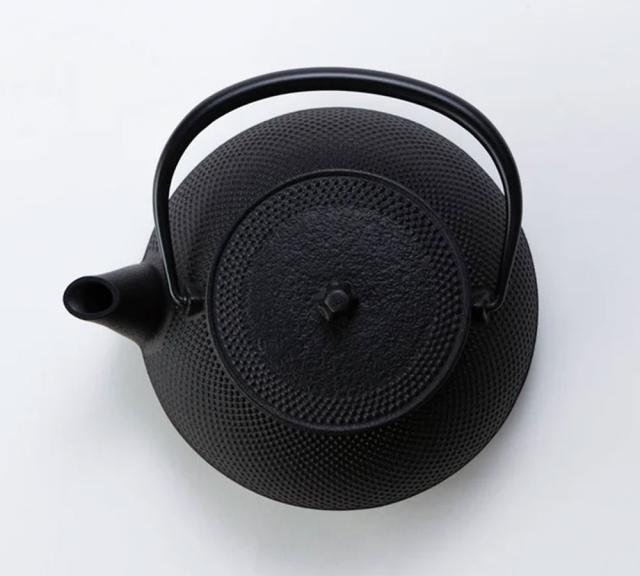 昔ながらの伝統的なアラレ模様の鉄瓶兼用急須