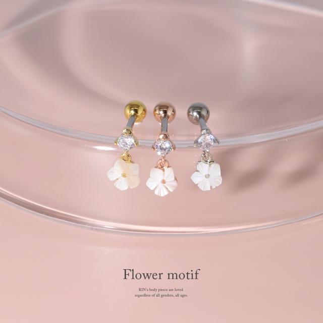 小さな花が耳元で揺れる