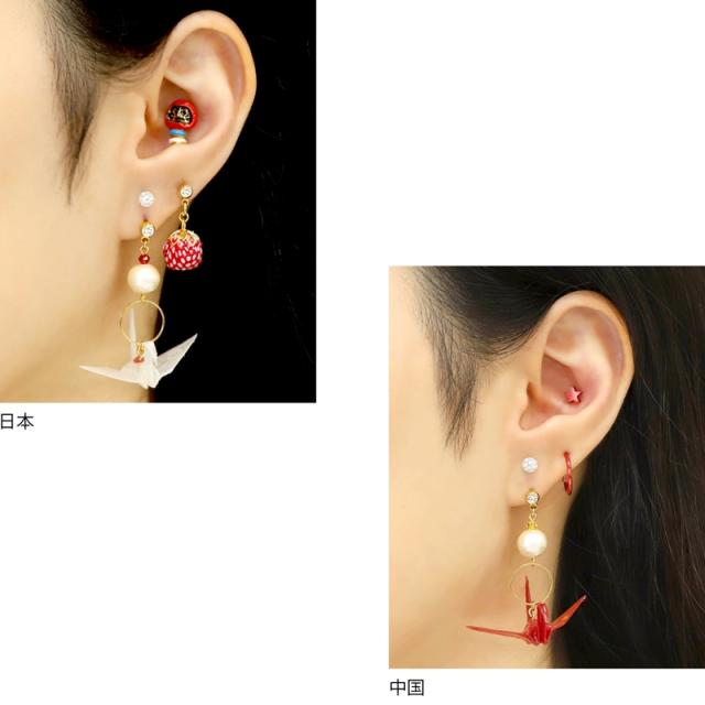 歩く度に小さく揺れる国旗柄の折り鶴