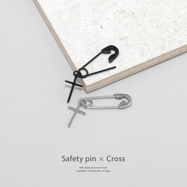 クロスチャームが揺れる