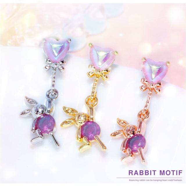 耳元でキラキラ光って華やかない印象に