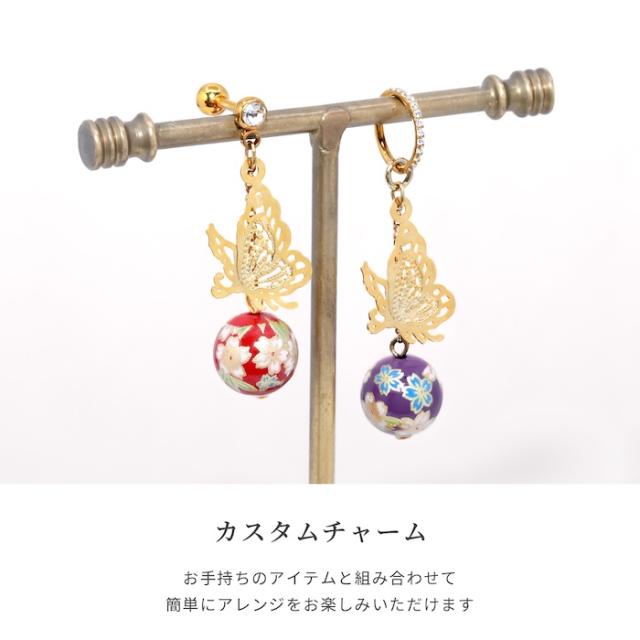 繊細で美しい金の蝶