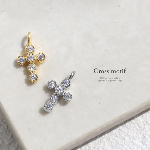 キラリと揺れる十字架