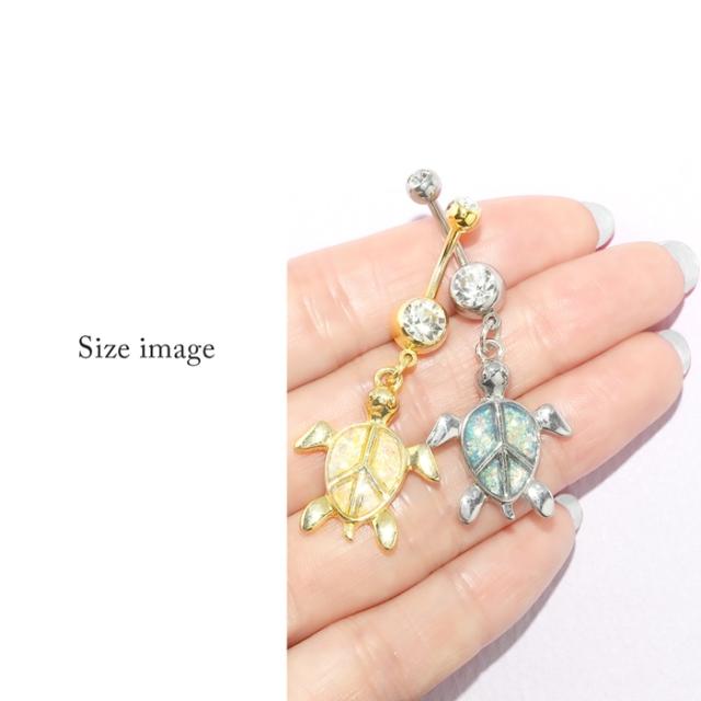 存在感たっぷりのへそピアス