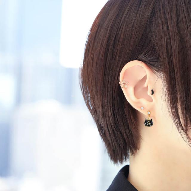 黒猫軟骨ピアス