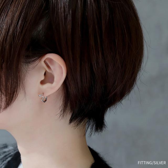 スタイリッシュなデザインピアス