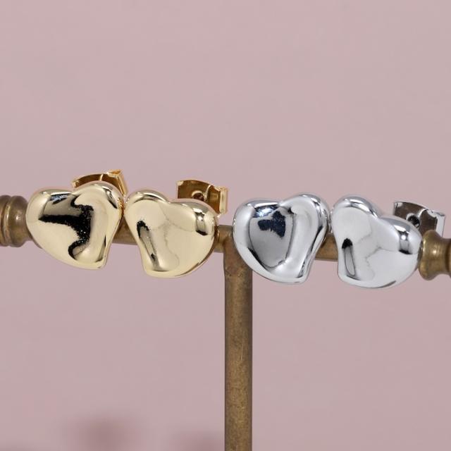 ゆがんだ形がスタイリッシュ