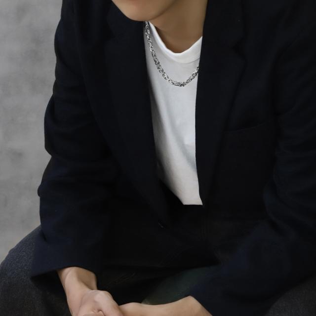 首元にきらめきを