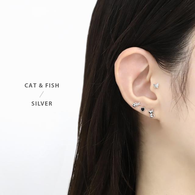 小粒のピアスと合わせてシンプルに