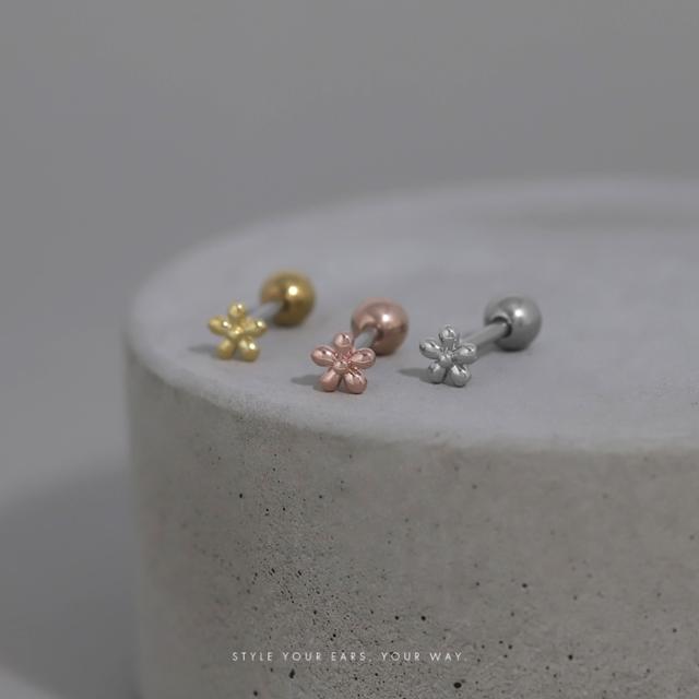小さくてかわいいお花ピアス