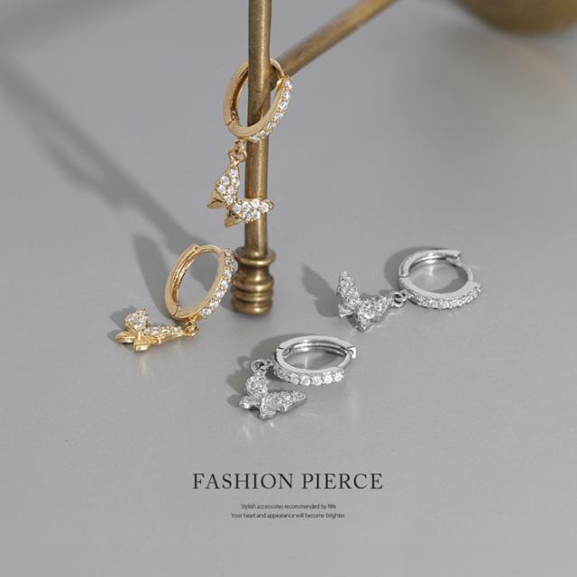 蝶のチャームのフープピアス
