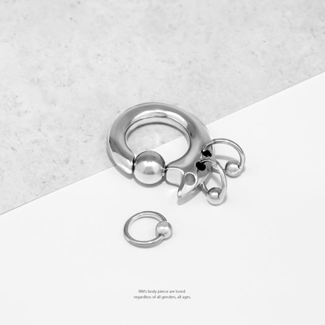 はめ込み式のキャッチはコツをつかめば着脱簡単