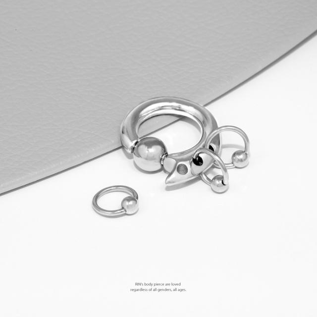 はめ込み式のキャッチはコツをつかめば着脱簡単