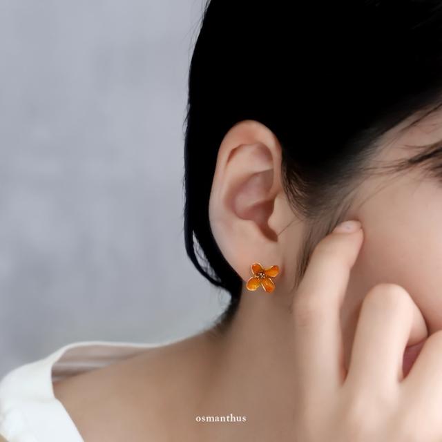 真っ赤な花弁が印象的