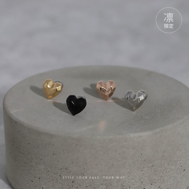 キラキラ立体的なハートの軟骨ピアス