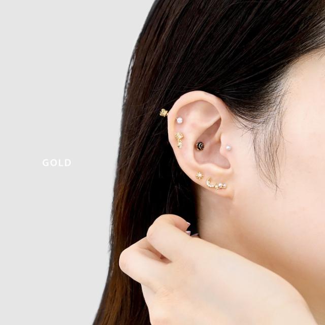 耳元でゆれるスクエアジュエル