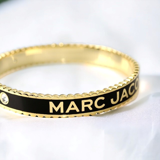 マーク ジェイコブス バングル MARC JACOBS ザ メダリオン バングル ラージ 真鍮 レディース J105MT7PF22 001 ブラック  ゴールド アクセサリーの通販はau PAY マーケット - 腕時計のななぷれ | au PAY マーケット－通販サイト