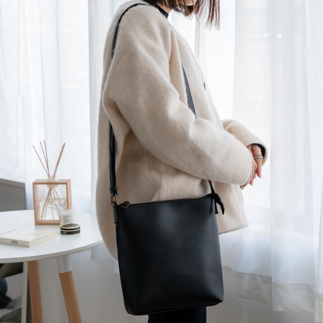 DEVICE フェイクレザー ゴールドカラー ショルダーバッグ