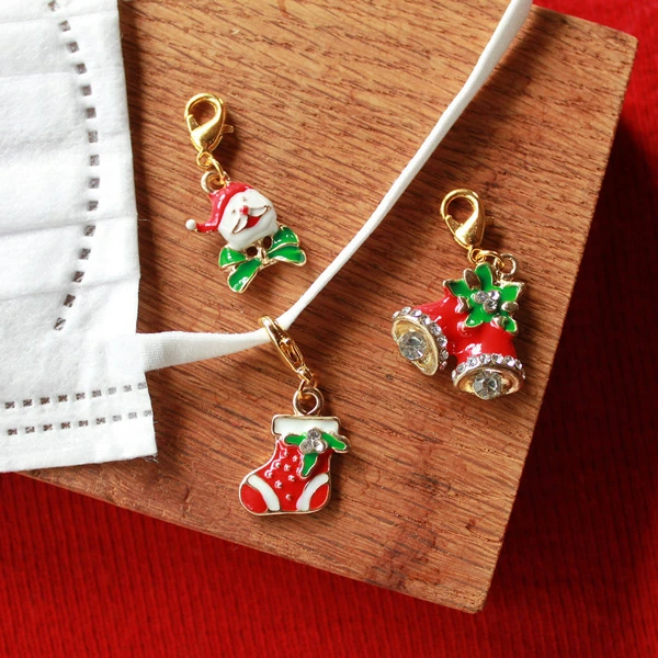 お手持ちのマスクにつけるだけで、キラキラ揺らめくオリジナルマスクに。マスクにはもちろん、ポーチやバッグなどのチャームとしても。<br>■カラー：ターコイズ・ホワイト・ブラウン・ディープブルー<br><br>
<br>※モニターやブラウザ等の違いにより色味が異なる場合がございます。予めご了承ください。</p><br><br><h4><b>【マスクでもおしゃれ】マスクチャーム マスクアクセサリー マスクピアス マスクイヤリング ワンポイント クリスタル</b></h4><br><center><p><img src=