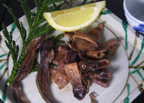 軽くあぶって料理ばさみで細く切っても良し。手で裂いても味がよく出ます。丸干しいか。