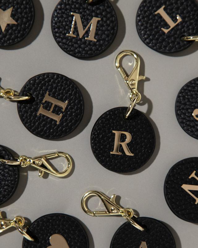 ラウンド型 イニシャルレザーチャーム