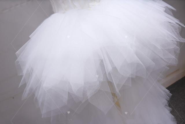 独特人工羽 前上がり ウェディングドレス チュールスカート パーティ