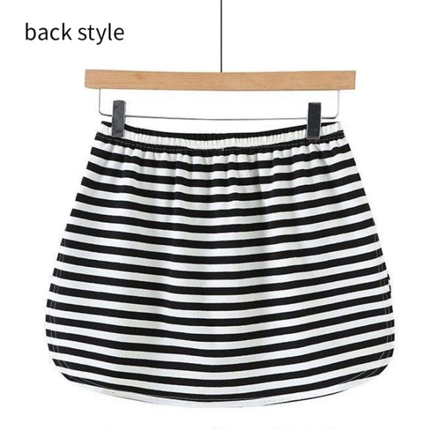 トップスの下に1枚プラスでオシャレなレイヤードコーデが完成