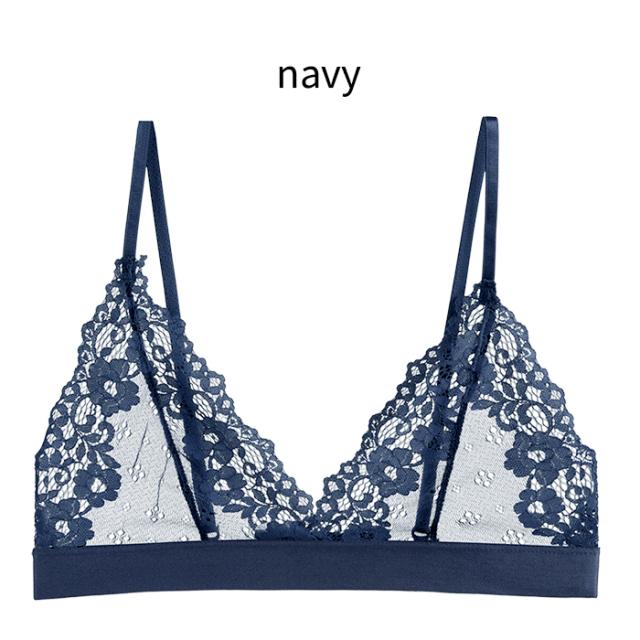 抜け感あるおしゃれを楽しむ。ゆるっと可愛い、レースの三角ブラ