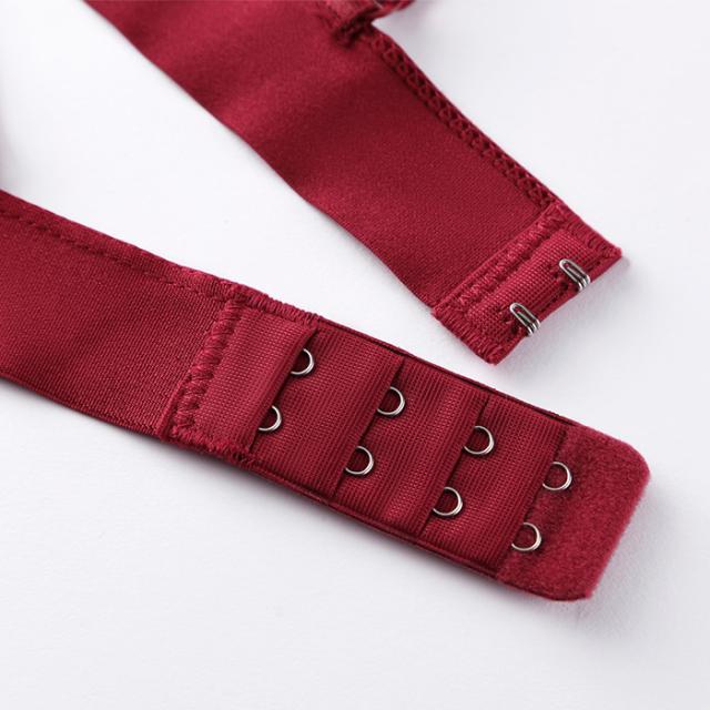 抜け感あるおしゃれを楽しむ。ゆるっと可愛い、レースの三角ブラ