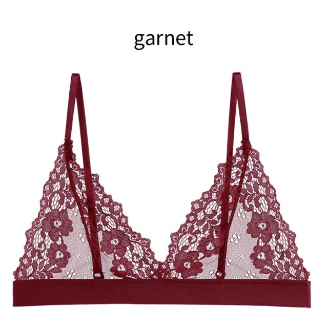 抜け感あるおしゃれを楽しむ。ゆるっと可愛い、レースの三角ブラ