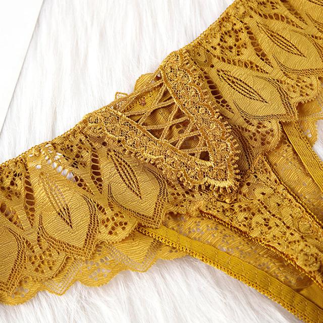 透け感レースで大人可愛く、後ろ姿まで魅力的なTバック