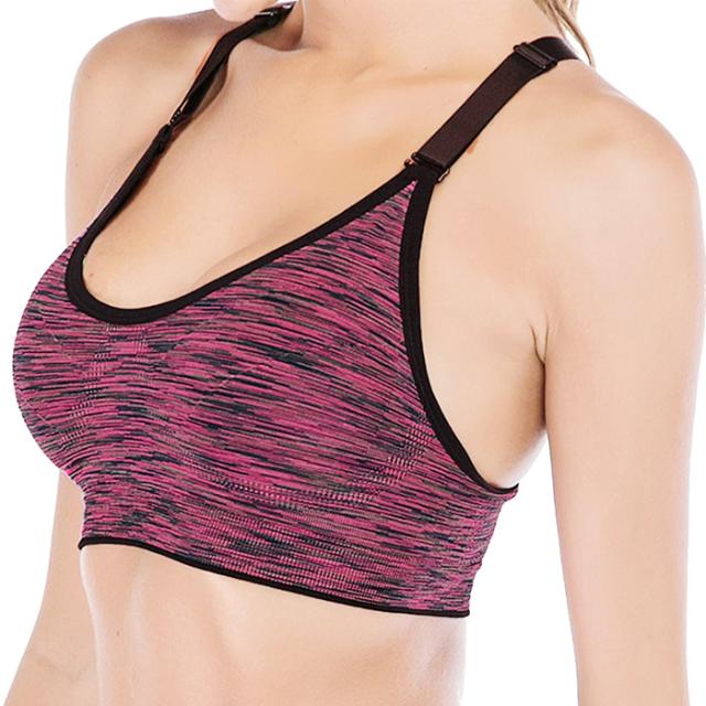 太目のストラップでバストの揺れを抑えてくれるスポーツブラ