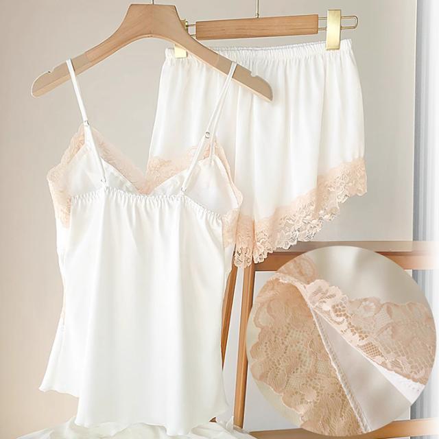 艶めくサテンのセクシーランジェリーセットアップ