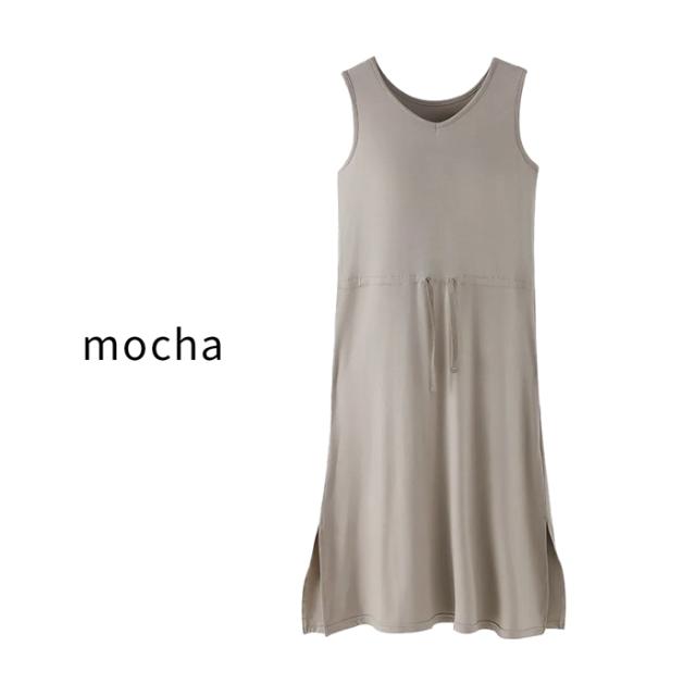 胸元安心！さらっと1枚で着られるパッド付きミディ丈ワンピ