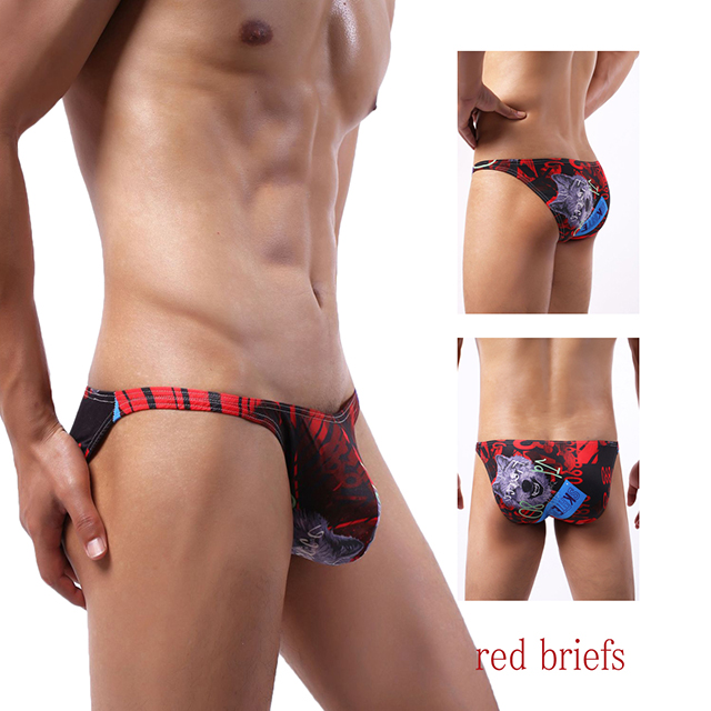 赤色のビキニブリーフを穿いた男性