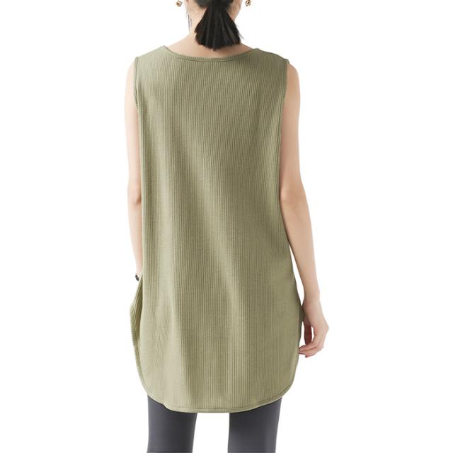 シンプルで着回し力抜群のロングタンクトップ