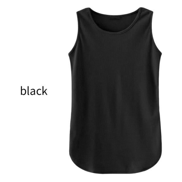 シンプルで着回し力抜群のロングタンクトップ
