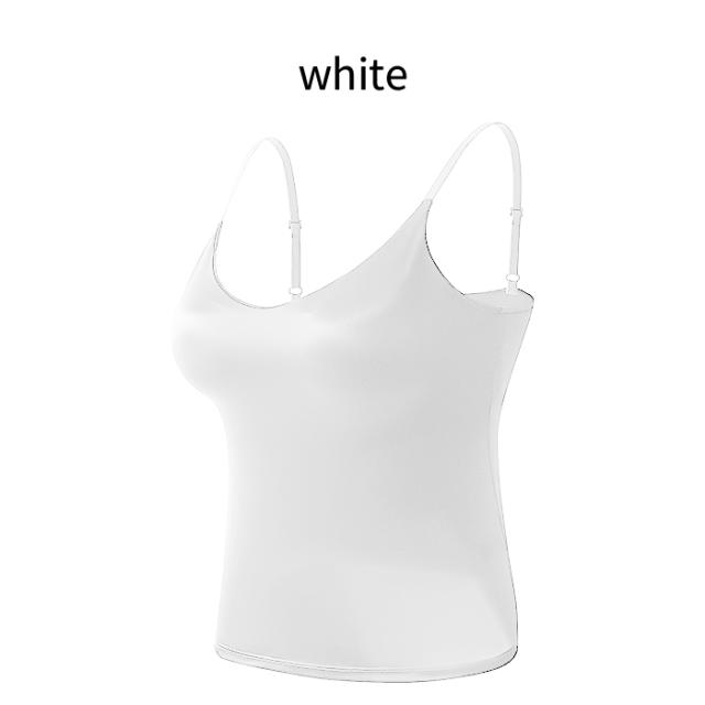 1枚で魅せる、艶めく美ラインカップ付きキャミソール。