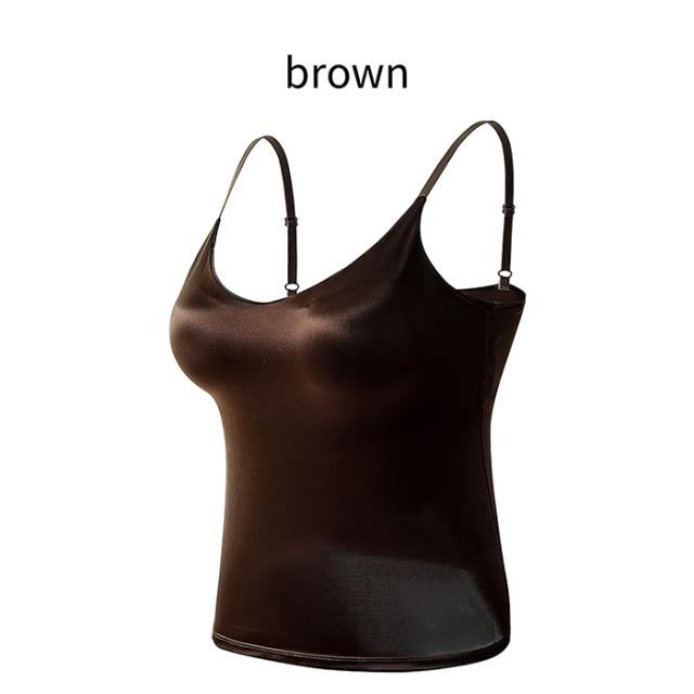 1枚で魅せる、艶めく美ラインカップ付きキャミソール。