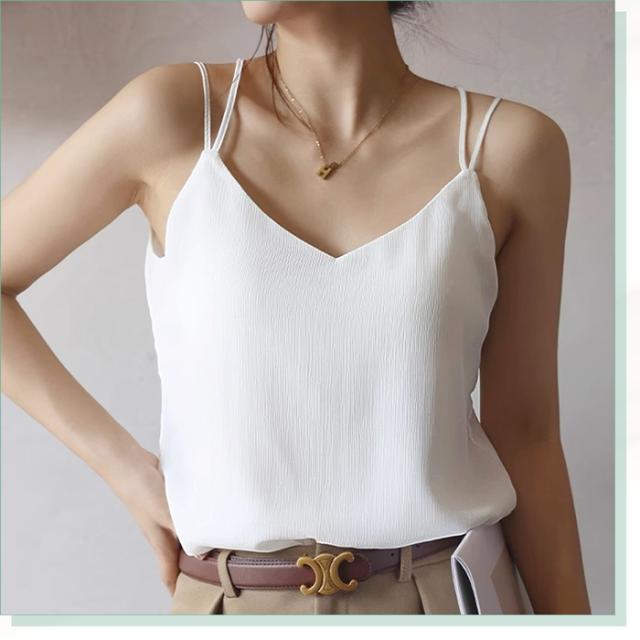 カップ付き美シルエット。ふんわり揺れるシアーキャミ