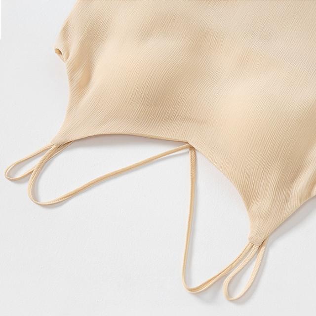 カップ付き美シルエット。ふんわり揺れるシアーキャミ