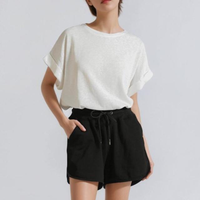 普段着Tシャツ。折り返し袖とゆったりシルエットでこなれ感