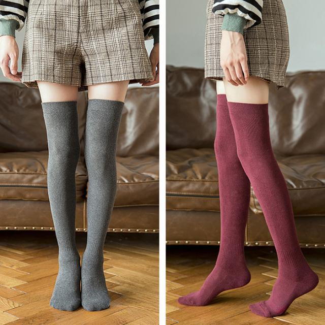 裏起毛で暖かいオーバーニーソックス