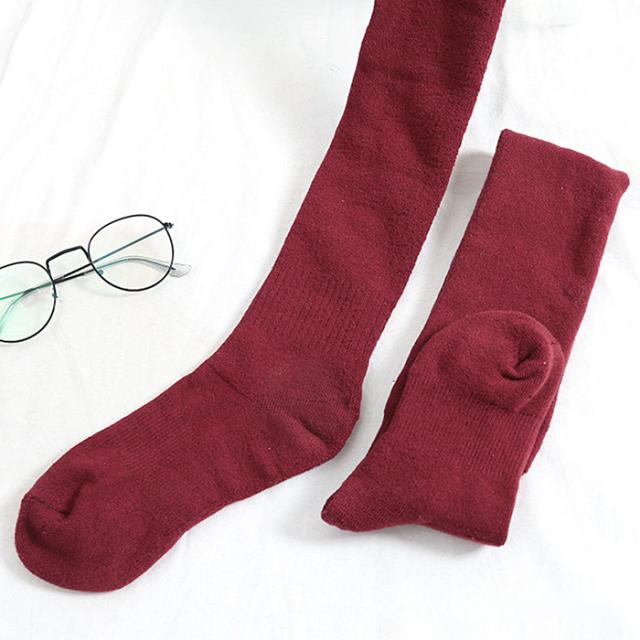 裏起毛で暖かいオーバーニーソックス