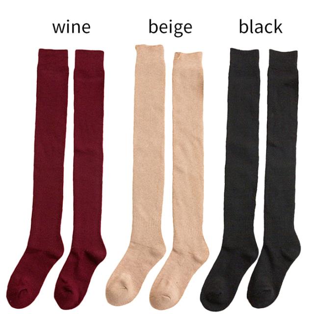 裏起毛で暖かいオーバーニーソックス