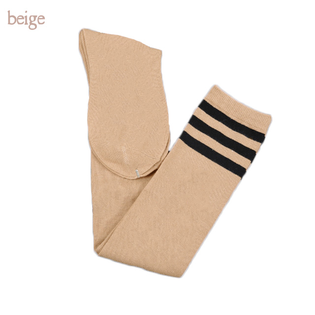 ベージュのニーハイソックス