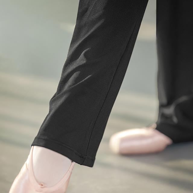 裾広がりのフレアパンツで美シルエット 動きやすいダンスパンツ